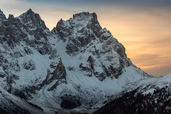 Uma Bela Foto Dolomitas Italianas Fundo Pôr Sol Sombreado Amarelo — Fotografia de Stock