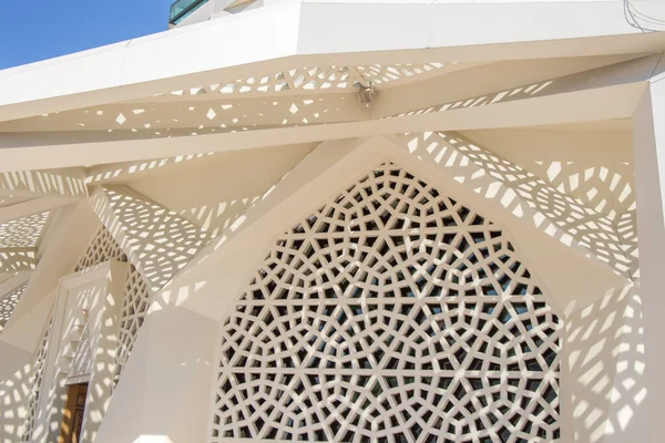 Μια Άποψη Χαμηλής Γωνίας Ενός Λευκού Κτιρίου Ισλαμικό Μοτίβο Μια — Φωτογραφία Αρχείου