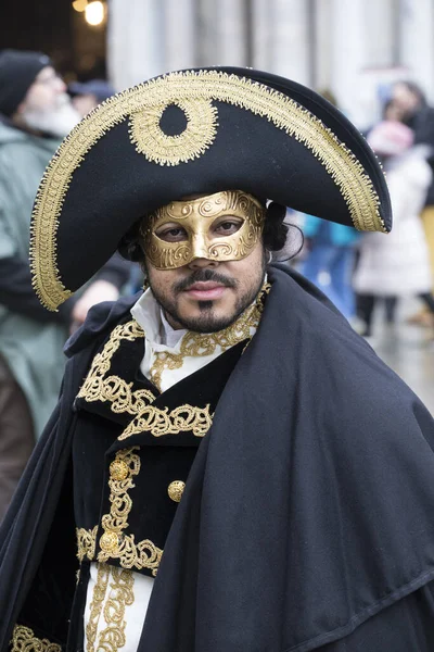 Portrait D'un Homme En Costume De Carnaval Vénitien Traditionnel Avec Un  Masque Et Des Ornements Ai Générative