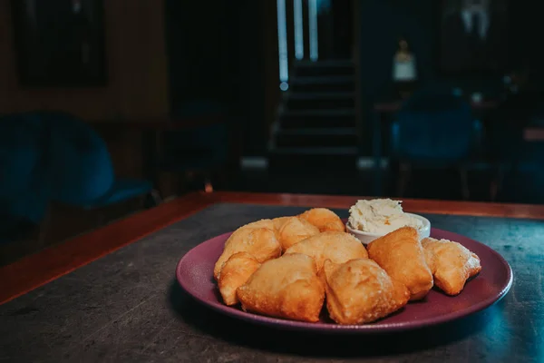 煎饼盘上有酱汁的好吃的小糕点特写 — 图库照片