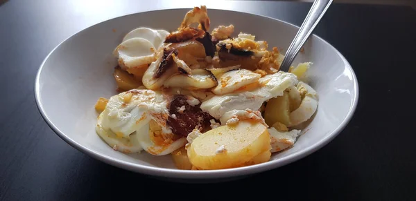 一盘传统的匈牙利菜 Rakott Krumpli Layered Potato Casserole — 图库照片