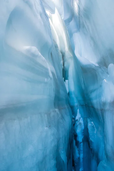 Μια Κάθετη Λήψη Βαθιάς Μπλε Ρωγμής Στον Παγετώνα — Φωτογραφία Αρχείου
