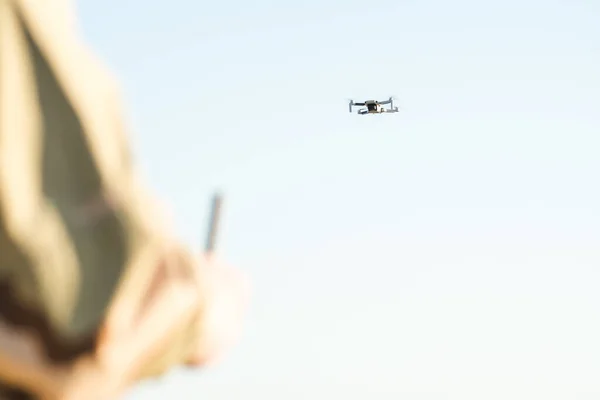 Tiro Seletivo Foco Homem Que Dirige Drone Com Controle Remoto — Fotografia de Stock