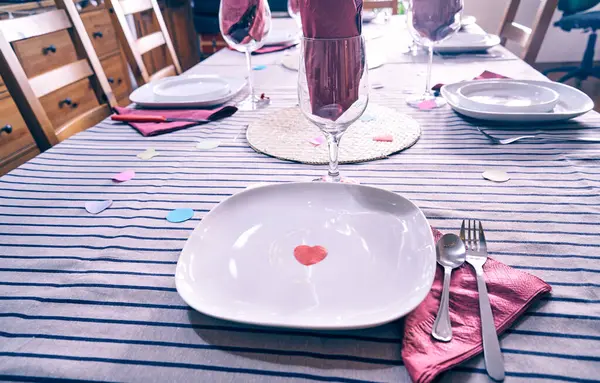 Uma Mesa Com Pratos Copos Vinho Guardanapos Roxos Preparação Para — Fotografia de Stock