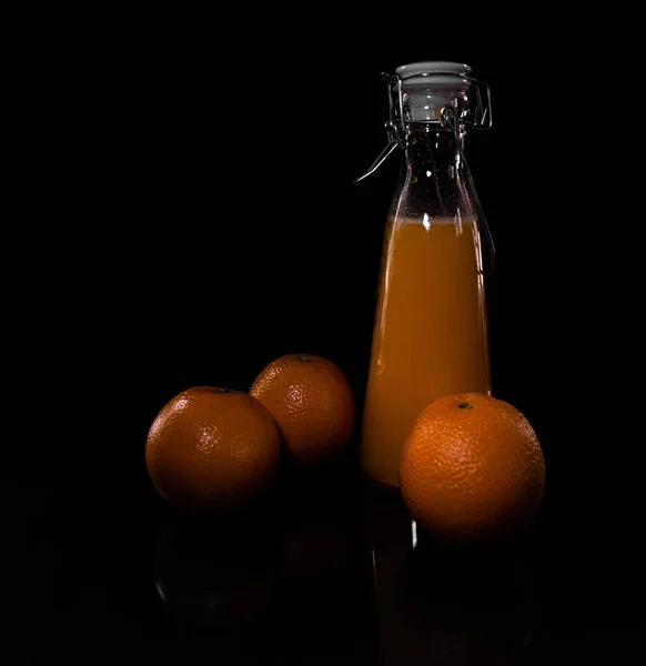 Egy Közeli Narancslé Egy Üveg Friss Fekete Háttérrel Árnyékok Alatt — Stock Fotó