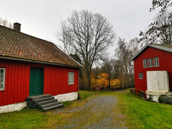 Rödfärgade Byggnaderna Ranch Norge Infångades Hösten — Stockfoto