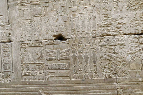 Крупный План Древней Резьбы Фараонов Египетских Богов Иероглифов Стенах Храма — стоковое фото
