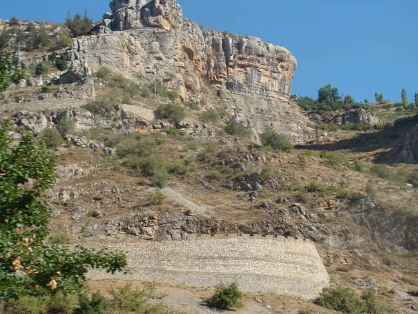 黎巴嫩卡迪沙山谷岩石山景的阳光灿烂的风景 — 图库照片