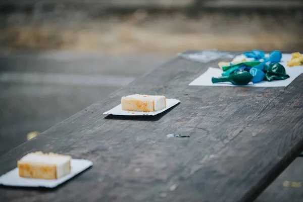 Tiro Foco Seletivo Pedaços Bolo Balões Uma Mesa Madeira — Fotografia de Stock