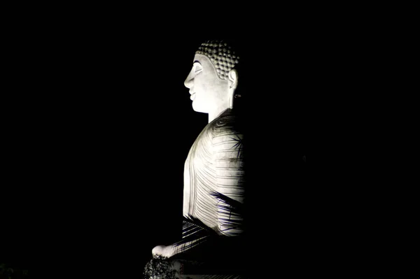 Ένα Φωτισμένο Άγαλμα Του Κυρίου Βούδα Στην Κάντι Της Σρι — Φωτογραφία Αρχείου