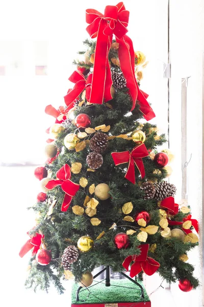 用闪亮的球 弓和其他玩具装饰的圣诞树的一个垂直的照片 — 图库照片