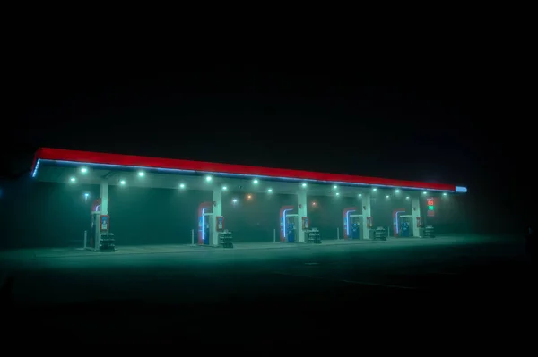 Moody Estación Servicio Vacía Una Noche Niebla —  Fotos de Stock