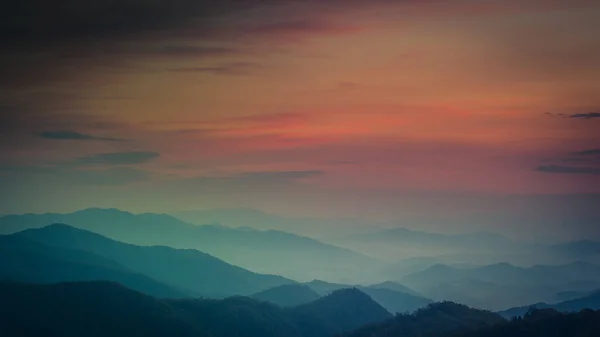 グレートスモーキー山脈国立公園の印象的な層状の山脈の壮大なショットカラフルな夕日 — ストック写真