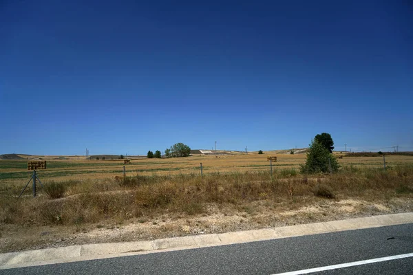 Een Dor Landbouwveld Achtergrond Van Heldere Blauwe Lucht — Stockfoto