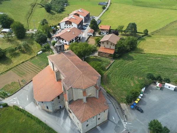 Vue Aérienne Maisons Habitées Entourées Arbres Dans Une Prairie Voitures — Photo