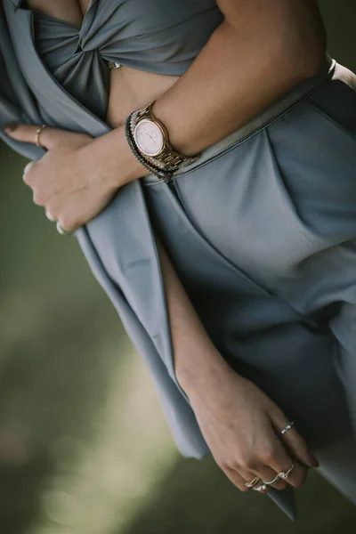 Uma Mulher Usando Vestido Elegante Com Dedos Cheios Anéis — Fotografia de Stock