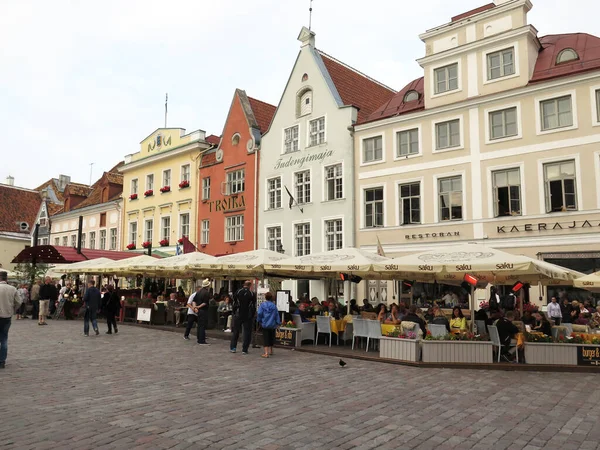 Tallinn Estonia Lip 2016 Domy Restauracjami Kawiarniami Otaczającymi Główny Plac — Zdjęcie stockowe