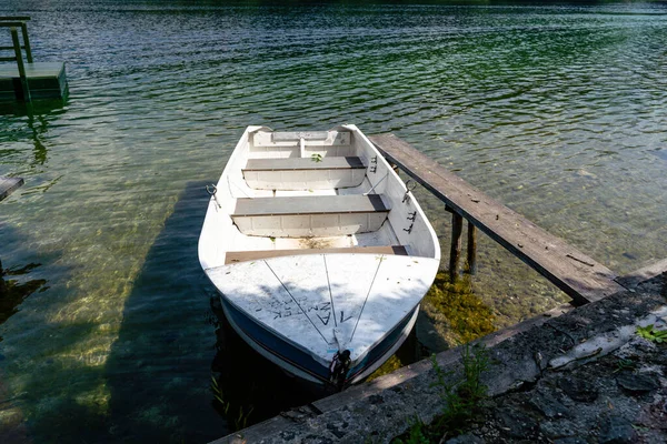 Gros Plan Beau Bateau Rétro Blanc Debout Dans Lac Bohinj — Photo