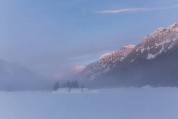 Het Blauwe Uur Gevangen Bij Bevroren Gold Creek Pond Washington — Stockfoto