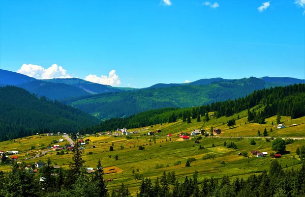 Una Vista Sul Paesaggio Una Catena Montuosa Vicino Villaggio Romania — Foto Stock