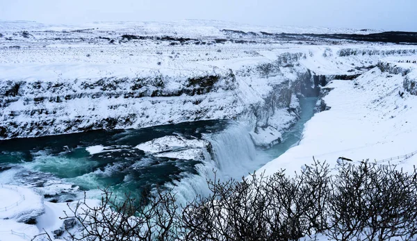 Donmuş Bir Nehrin Görüntüsü Kışın Bir Vadiye Dökülen Şelale — Stok fotoğraf