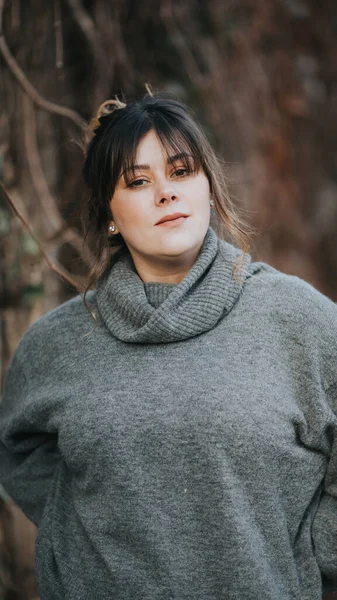 터틀넥 스웨터를 여자의 — 스톡 사진