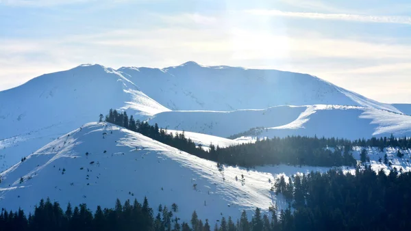 在寒冷的冬日 罗德纳山脉的迷人风景和滑雪场 — 图库照片