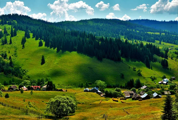 Een Landschap Uitzicht Een Bergketen Buurt Van Een Dorp Roemenië — Stockfoto