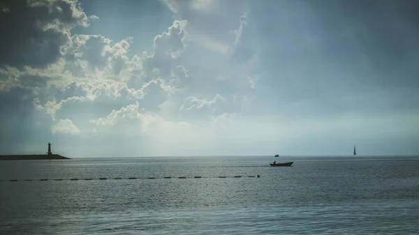 Спокійний Вид Море Силуетами Лінії Буїв Маяком Під Красивим Хмарним — стокове фото