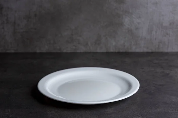 Contador Rústico Moderno Cocina Gris Fondo Con Plato Blanco Vacío —  Fotos de Stock
