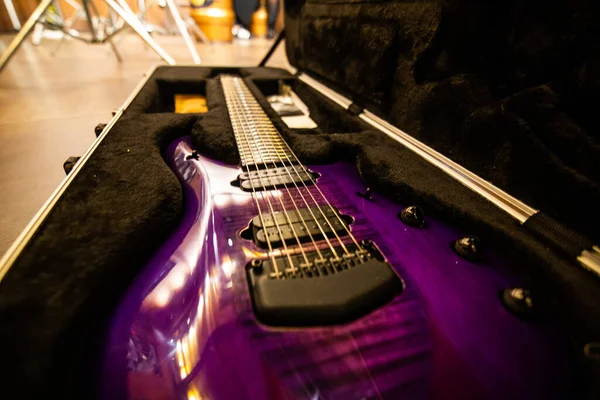 Крупный План Фиолетовой Акустической Гитары — стоковое фото