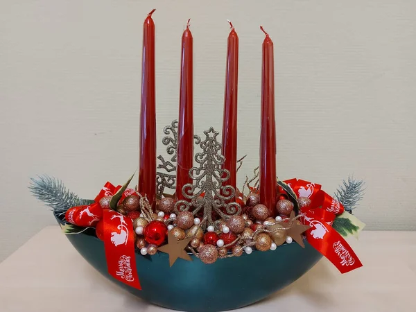 Крупный План Рождественской Декоративной Чаши Свечами — стоковое фото