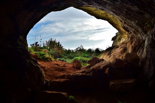 Είσοδος Έξοδος Ενός Σπηλαίου Σχηματίζεται Ασβεστόλιθο Μια Κοιλάδα Της Μάλτας — Φωτογραφία Αρχείου