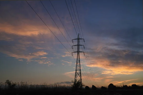 Een Silhouet Van Een Transmissie Toren Tegen Een Zonsondergang Lucht — Stockfoto