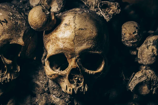 Uma Vista Superior Close Vários Esqueletos Catacumbas Paris — Fotografia de Stock