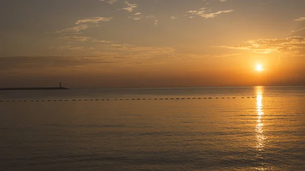Спокойный Вид Море Линией Буев Маяком Оранжевом Красивом Закате — стоковое фото