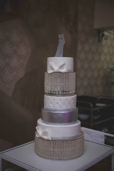 Вертикальный Снимок Красивого Свадебного Торта Хрустальной Подставке — стоковое фото