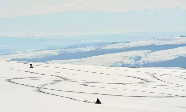 Снимок Двух Мотоциклистов Поле Покрытом Снегом Облачным Небом — стоковое фото
