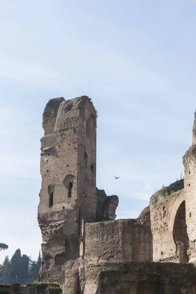 Krásný Záběr Římských Trosek Pozůstatků Opuštěných Monumentálních Staveb — Stock fotografie