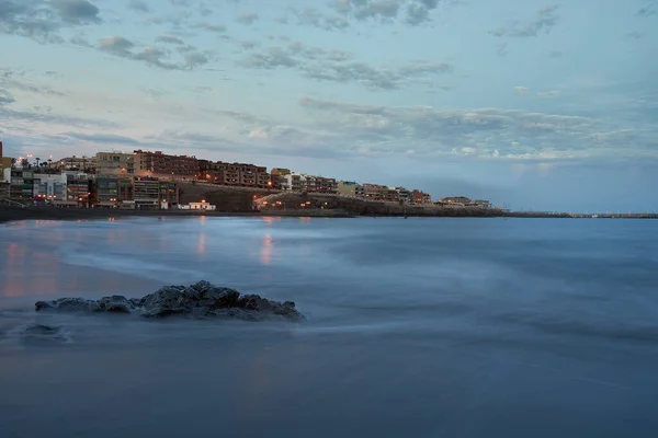 Paisagem Mar Com Longa Exposição Rodeado Por Edifícios Noite Gran — Fotografia de Stock