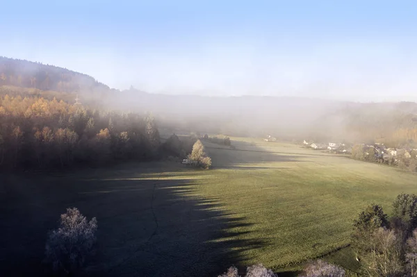 Una Vista Ángulo Alto Los Árboles Bosque Cubierto Niebla Día —  Fotos de Stock