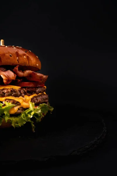 Zbliżenie Ujęcie Smakowitego Wyglądającego Burgera Odizolowanego Czarnym Tle — Zdjęcie stockowe