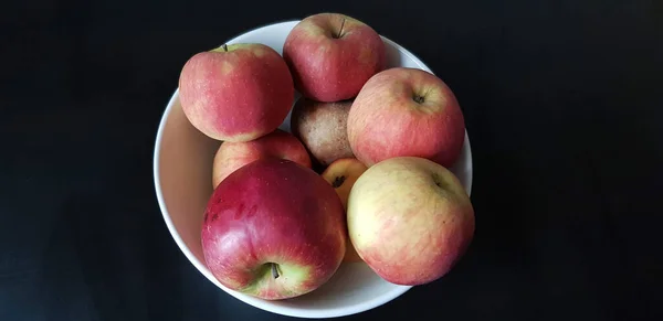 Gros Plan Des Pommes Rouges Fraîches Délicieuses Dans Bol Sur — Photo