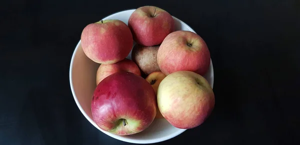 Close Das Maçãs Vermelhas Frescas Deliciosas Uma Tigela Uma Superfície — Fotografia de Stock