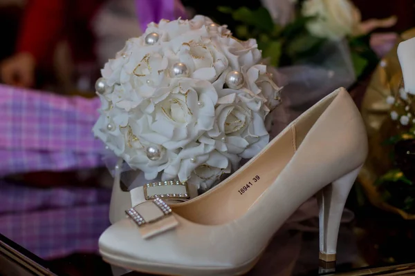 Enfoque Selectivo Ramo Rosas Blancas Zapato Mujer — Foto de Stock