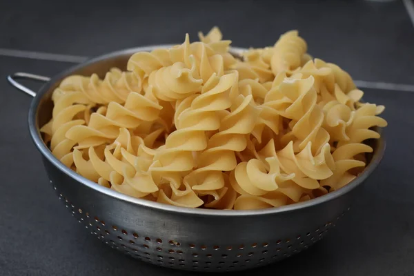 Egy Közeli Kép Nyers Friss Fusilli Tészta Egy Acél Színező — Stock Fotó