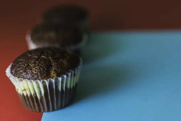 Ein Selektiver Fokus Schuss Von Leckeren Muffins Isoliert Roten Und — Stockfoto