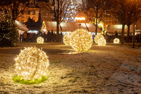 Świąteczny Park Pradze Czechy Ozdobiony Światłami Nocy — Zdjęcie stockowe