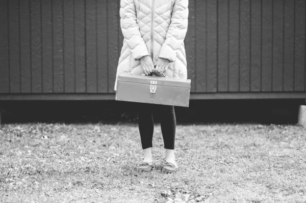 Een Grijs Shot Van Een Vrouw Die Een Vintage Koffer — Stockfoto