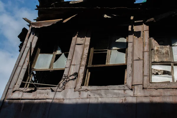 Low Angle View Broken Window Abandoned Building Sunny Day — Stock Photo, Image